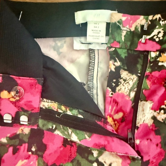 H&M Red Pink White Floral High Waist Ankle Pants - Picture 3 of 3